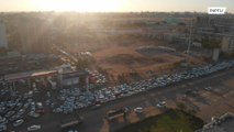 Filmagens de drone mostram filas enormes em posto de gasolina no Sudão em meio ao bloqueio do COVID-19