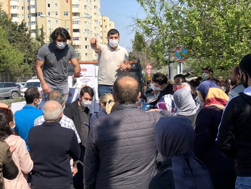 İBB'nin koronavirüs yardımlarında sosyal mesafe kuralı hiçe sayıldı