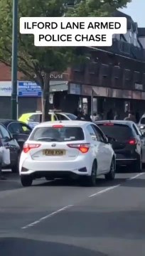 incident was happened at ilford lane essex east london UK armed police chase three man were arrested l'incident s'est produit à ilford lane essex est londres UK police britannique poursuite trois hommes arrêtés