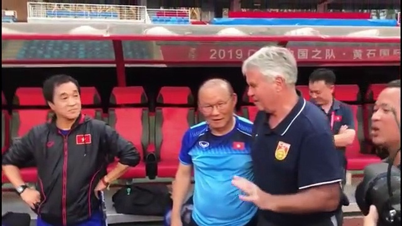 HLV Park Hang-seo xúc động đến rơi lệ khi gặp lại HLV Guus Hiddink