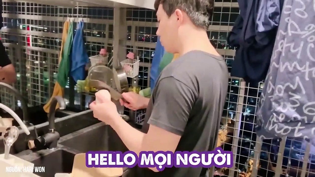 Trấn Thành vào bếp nấu mì cho Hari Won