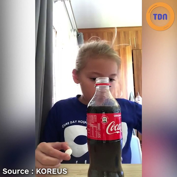 Elle tente le classique Coca + Mentos et elle ne va pas être déçue !