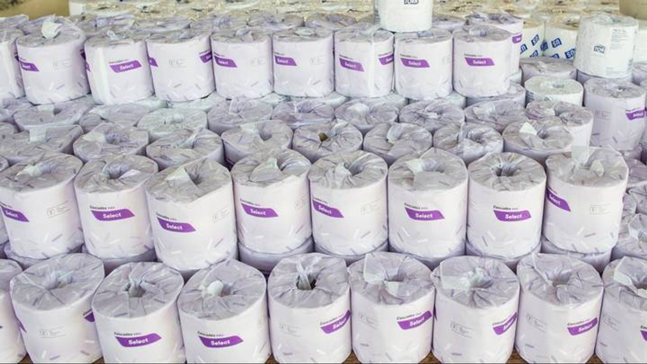 Il achète 5000 rouleaux de papier toilette pour les revendre mais va être puni par le karma