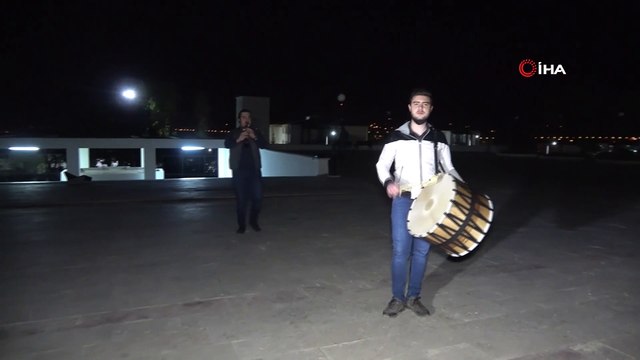 Sağlıkçılardan Elazığ'a özgü, davullu klarnetli sosyal mesafeli sahur halayı