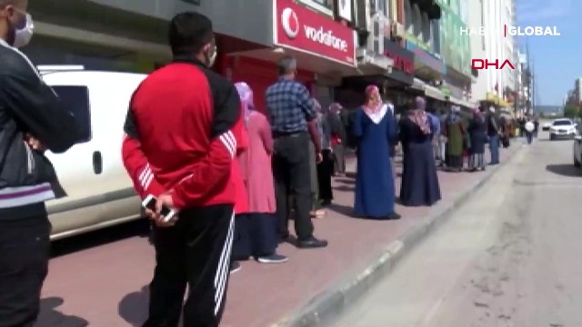 PTT önlerinde uzun kuyruk