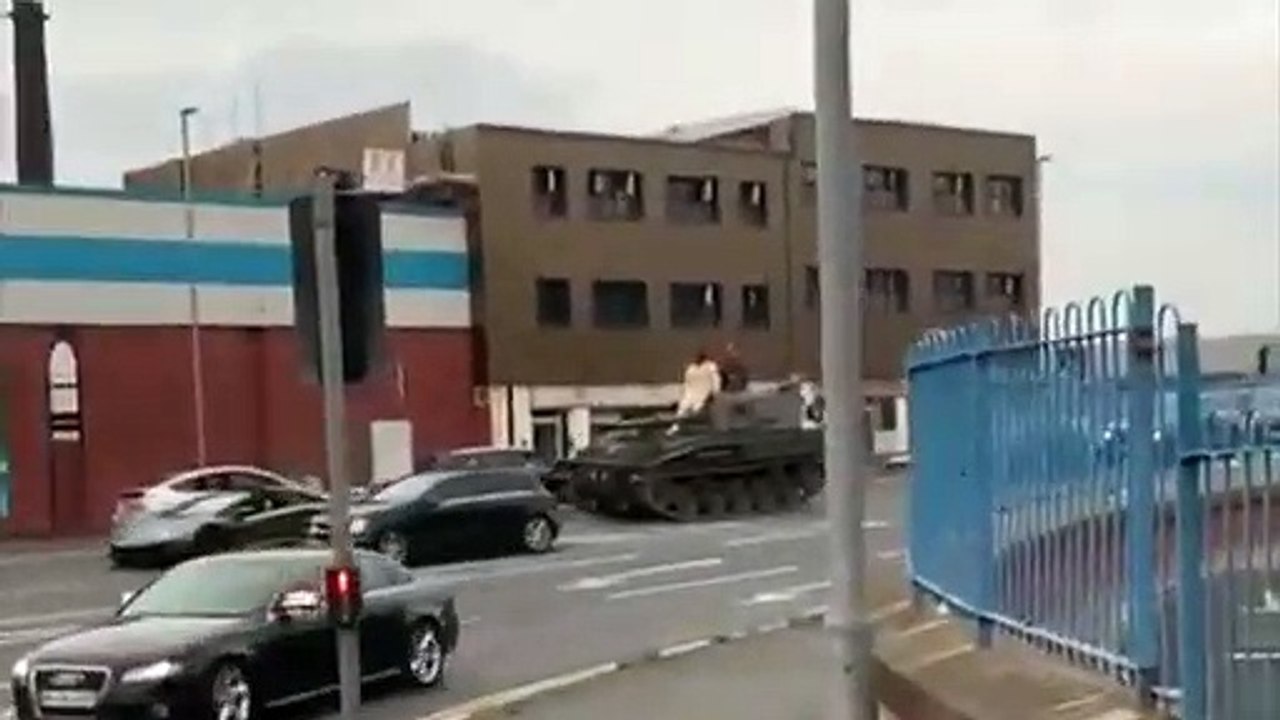 Chú rể chơi trội khi rước dâu bằng... xe tăng