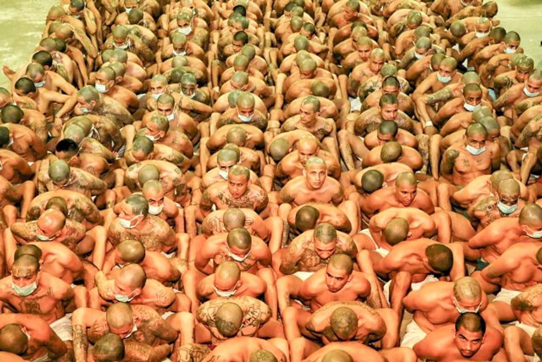 El Salvador'da mahkumların iletişimini kesmek için sac levhalar takıldı