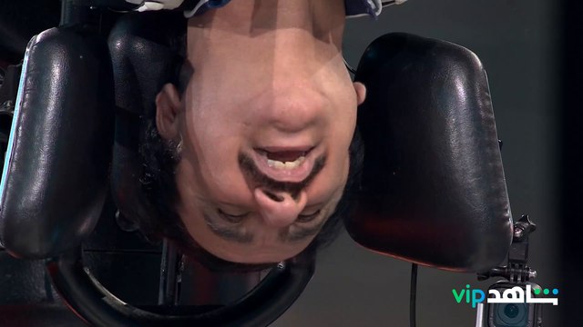 عسيري وهو معلق بالكرسي يبصم بالعشرة إنه رامز أطلق ممثل #رامز_مجنون_رسمي يعرض على شاهدVIP لأن #رمضانك_VIP