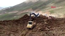 Yüksekova'da heyelan nedeniyle kapanan yol ulaşıma açıldı