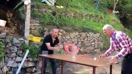 Giriş çıkışın yasaklandığı köye parkur kurdu, köylüleri yarıştırıp Acun Ilıcalı gibi sundu