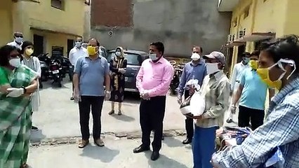 रामपुरः 116 अखबार वितरकों को बांटी खाद्य सामग्री