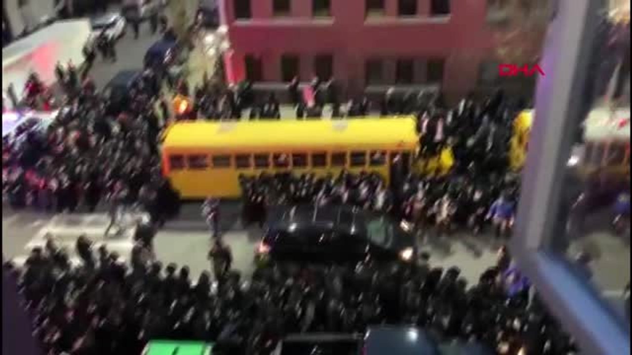 ABD'de düzenlenen cenaze töreninde sosyal mesafe hiçe sayıldı