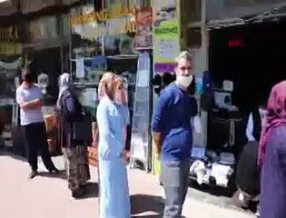 PTT önündeki insan kuyruğu devam ediyor