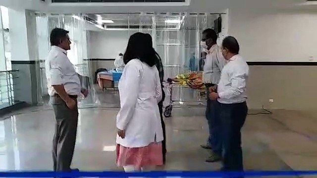 झाँसी: जिलाधिकारी ने मेडिकल कॉलेज का जायजा लिया, लापरवाही न बरतने के दिए निर्देश