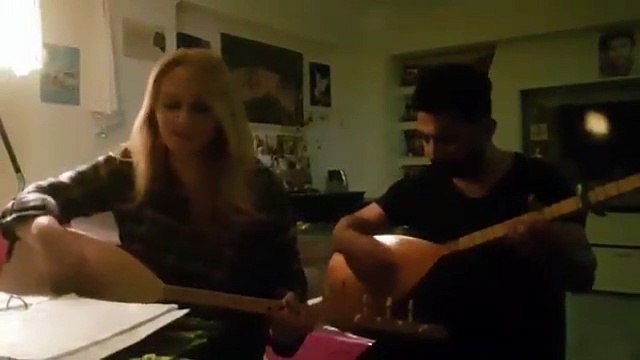 Sanatçı Pınar Aydınlar, ölüm orucunda hayatını kaybeden Mustafa Koçak için şarkı söyledi