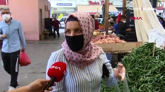 Çarşı pazar rehavet! Ürünleri eliyle seçti, 'Havalar ısınınca koronavirüs öldü gibi geliyor' dedi