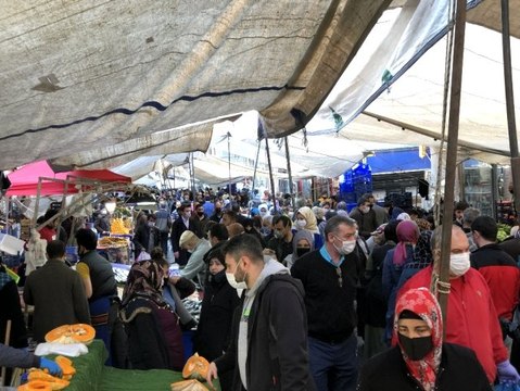 Pazardaki doluluk iğne atsan yere düşmez dedirtti