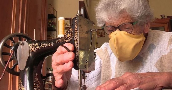 Coronavirus : cette arrière-grand mère de 94 ans fabrique des masques avec sa machine à coudre des années 30