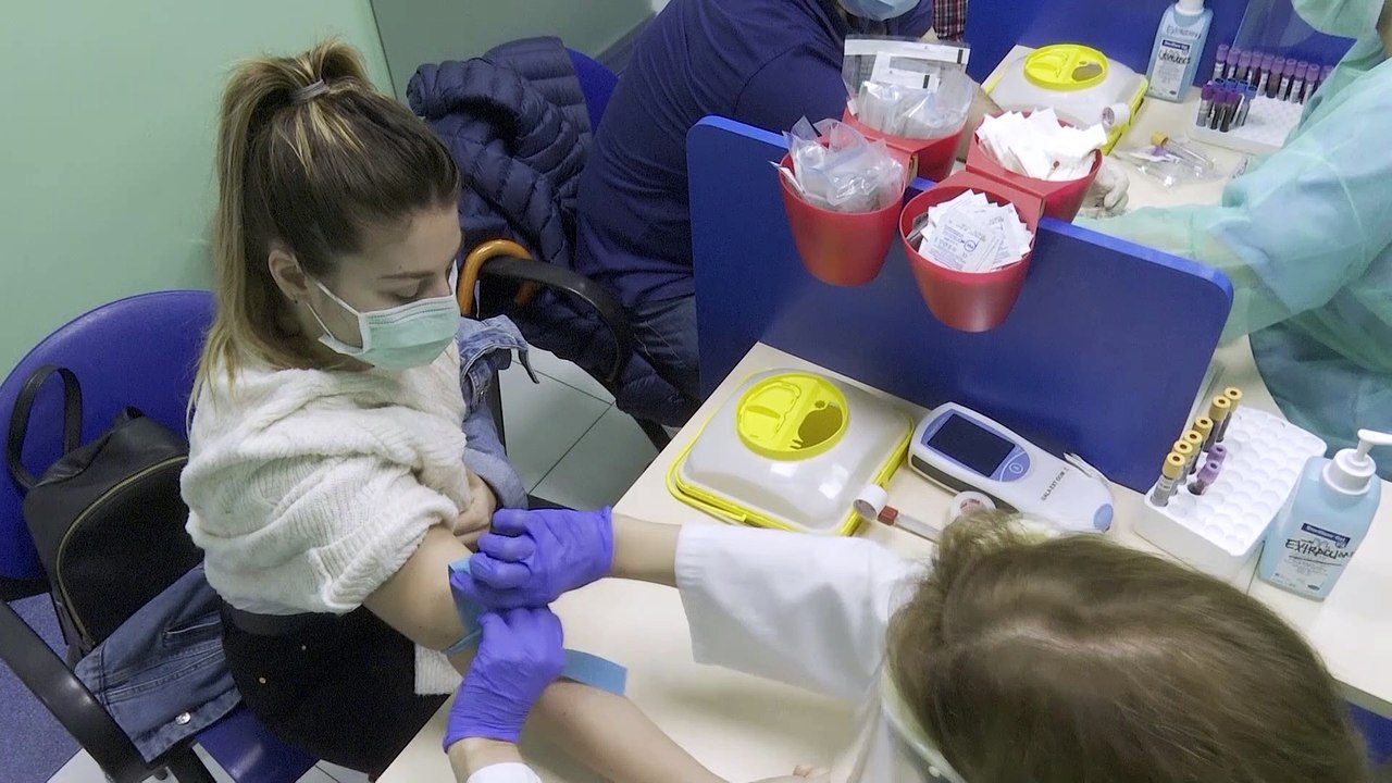 España suma 325 fallecidos más por Covid-19, un leve repunte