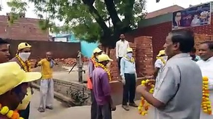 मैनपुरी: कोरोना योद्धा सफाई कर्मचारियों का किया स्वागत