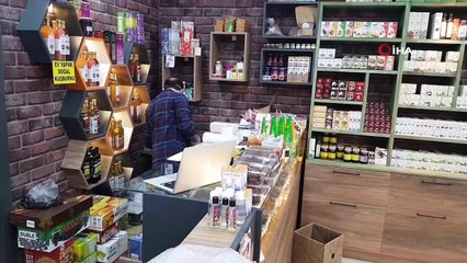 Korona virüs dolayısıyla kapanan mağazalar yeniden açılmaya başladı