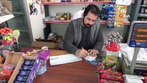 Hayırsever vatandaş bakkalın veresiye defterini satın aldı