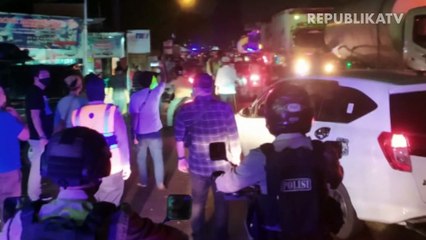 Polisi melakukan pelarangan mudik kepada para pengendara motor di Pelabuhan Merak, Banten.