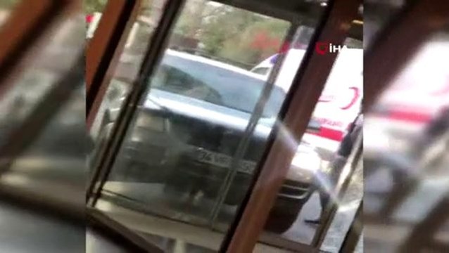 Koronavirüs testi için kendisinden para istendiğini söyleyen adam, cipiyle hastane kapısına defalarca çarptı