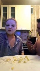 Mulher tem mau perder a jogar "pedra, papel e tesoura" com o marido em casa de quarentena