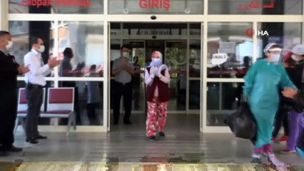 70 yaşındaki kadın, “Virüs beni yıkacaktı. Ben virüsü yıktım” diyerek alkışlarla  taburcu oldu