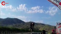 Kanala uçtuğu otomobilinin üzerinde kurtarılmayı bekledi
