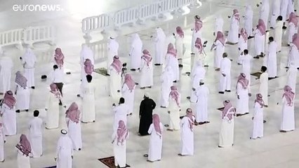 شاهد: كورونا يباعد بين الصفوف بدل رصها بصلاة التراويح في المسجد الحرام