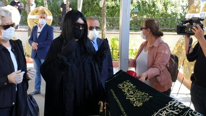 Bülent Ersoy'un annesinin tabutu başında ettiği dua dikkat çekti: Benim günahlarımla onu cezalandırma