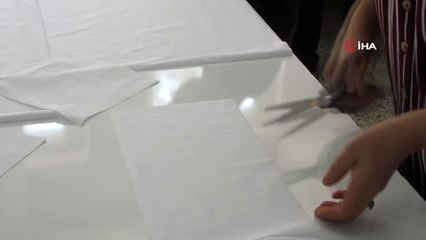 Gönüllü kadınlar maske üretimi için makine başında