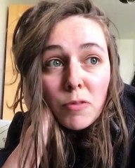 Une journaliste parle avec sa voix off