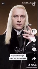 Jason Isaacs se transforme à nouveau en Lucius Malefoy mais c'est pour la bonne cause
