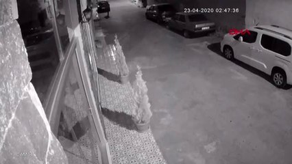 İZMİR Börekçiden televizyon çalan hırsız kameralara yakalandı