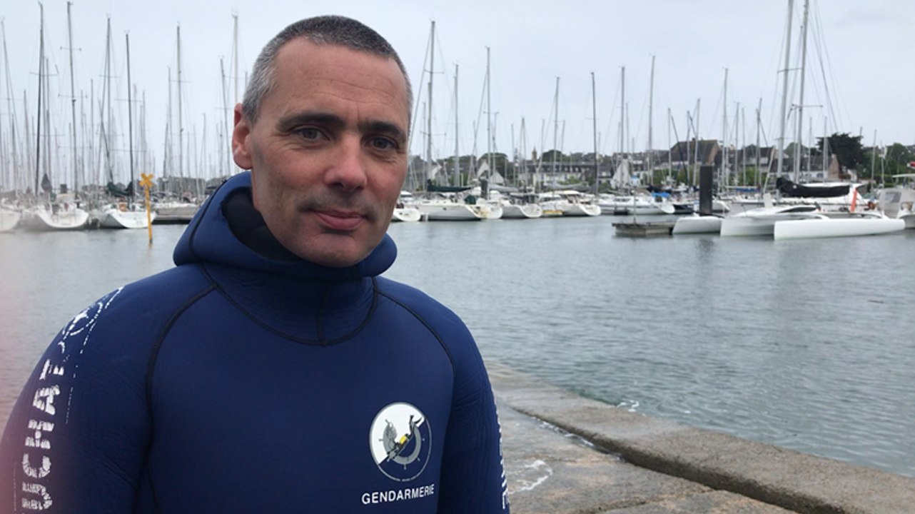La voiture retrouvée dans le port de La Trinité-sur-Mer sortie de l’eau