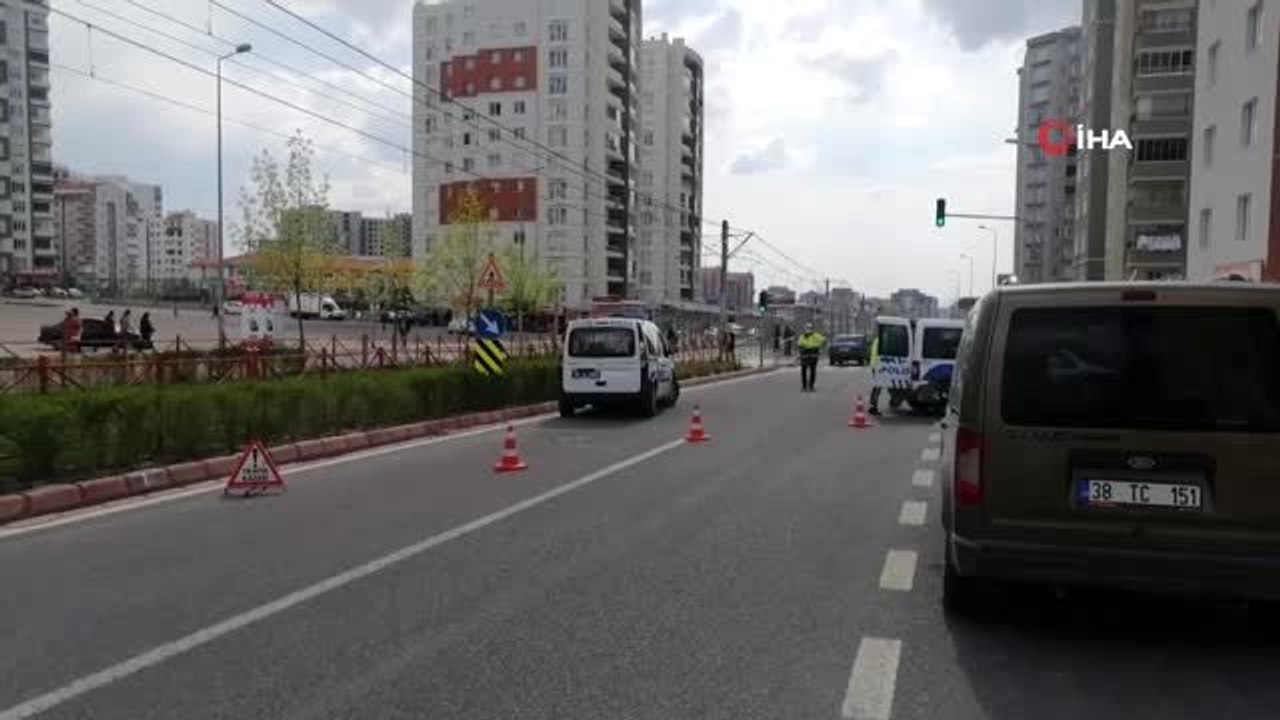 Sokağa çıkma yasağı olan genç ehliyetsiz direksiyon başına geçti, kazaya karıştı