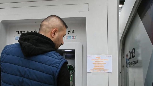 الليرة التركية تتراجع أمام الدولار بسبب تأثيرات كورونا