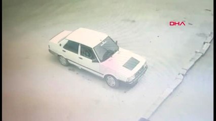BURSA YANAN OTOMOBİLDEKİ ÇOCUĞUN KURTARILMA ANI GÜVENLİK KAMERASINDA