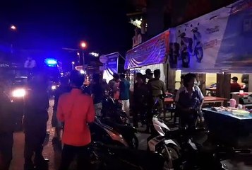 Petugas patroli membubarkan pengunjung dan menutup warung kopi