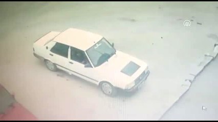 Park halindeki otomobilde çıkan yangında 3 yaşındaki çocuk yaralandı