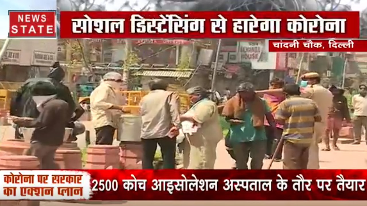चांदनी चौक के गौरी शंकर मंदिर की ओर से लोगों को खिलाया जा रहा खाना