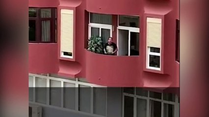 Un médico sale al balcón a quejarse de los aplausos