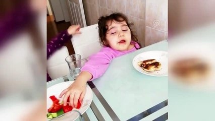 Minik Zeynep'in uykulu yemek yeme anları gülümsetti