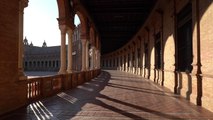 Niños y padres pasean y juegan en la Plaza de España de Sevilla