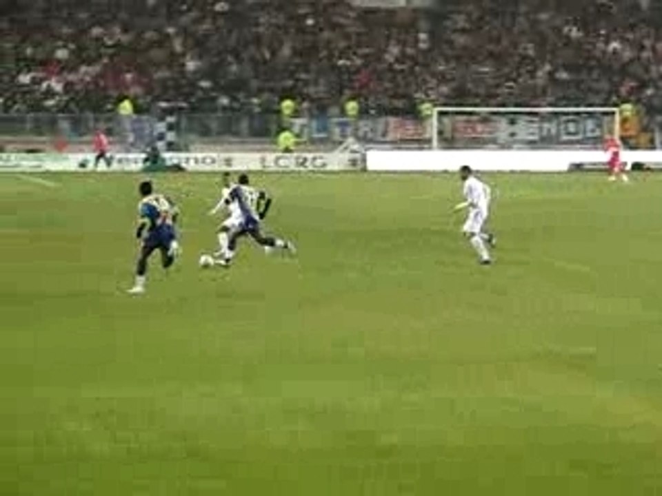 Coup-franc de Chaussidière repoussé par Wimbée