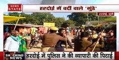 Watch: हरदोई में दिखी पुलिस की बर्बरता, व्यापारी को बीच सड़क पर पीटा