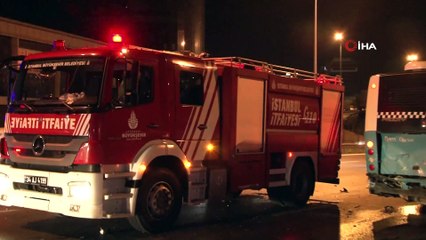 Otomobil durakta bekleyen otobüse çarptı